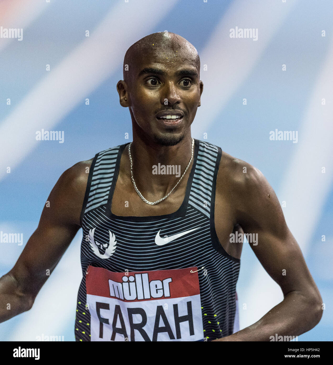 Birmingham, UK. 18 Février, 2017. Mo Farah célèbre sa victoire lors de l'examen à mi-parcours 5000 Barclaycard Arena, Birmingham, Angleterre. Le Muller Indoor Grand Prix. Credit : Andy Gutteridge/Alamy Live News Banque D'Images