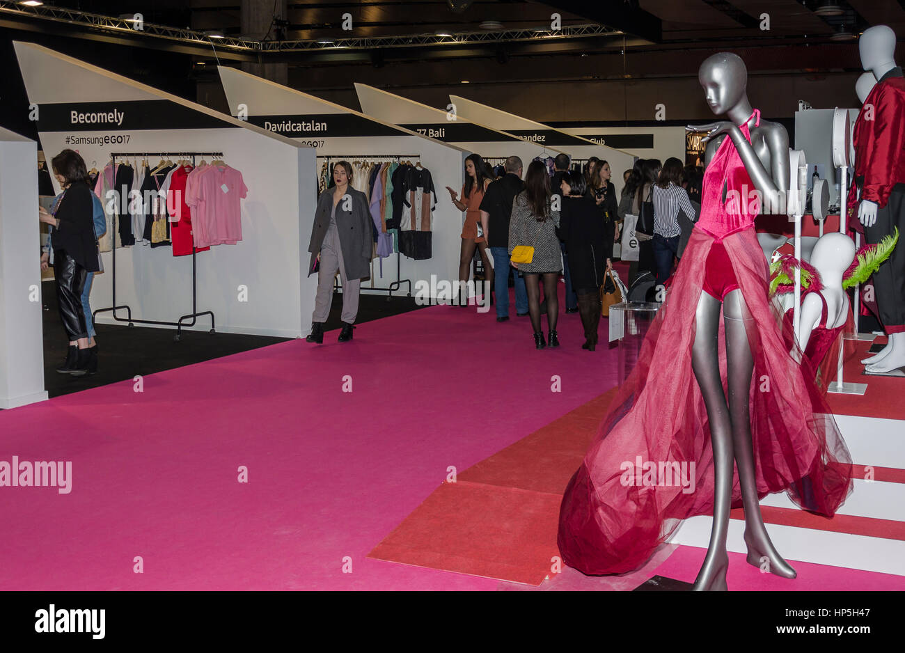 Madrid, Espagne. 18 Février, 2017. Célébration de la semaine de la mode 3e jour à Ifema, avec les visiteurs et les modèles voir à Madrid, Espagne, le 18 février 2017. Credit : Enrique Davó/Alamy Live News. Banque D'Images