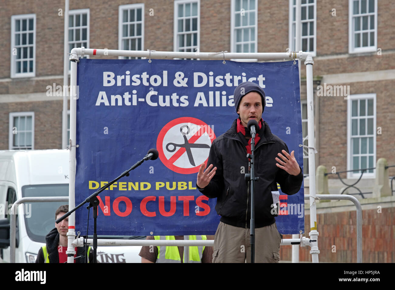 Bristol, Royaume-Uni. 18 Février, 2017. Les manifestants opposés à la réduction des dépenses publiques tenir un rassemblement devant la mairie, où elles sont traitées par des intervenants de l'un certain nombre d'organisations locales. Les réductions, qui sont proposés par le maire de Bristol, Marvin Rees, sont rapportés au nombre total de €103 millions et s'opposent par Bristol et Anti-Cuts District Alliance qui a organisé la manifestation. Banque D'Images