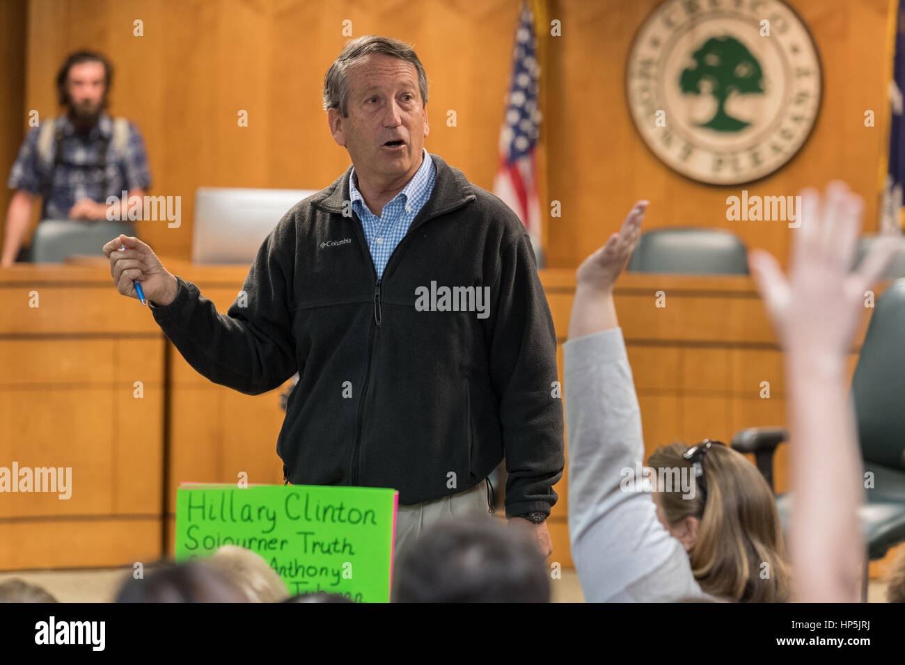 Mount Pleasant, Caroline du Sud, USA. 18 Février, 2017. Rép. américain Mark Sanford répond à une question d'un électeur à une assemblée publique le 18 février 2017, à Mount Pleasant, Caroline du Sud. Des centaines de résidents inquiets pour la réunion pour aborder leur opposition au Président Donald Trump lors d'une réunion tenue par vocal Rép. américain Mark Sanford et le Sénateur Tim Scott. Credit : Planetpix/Alamy Live News Banque D'Images