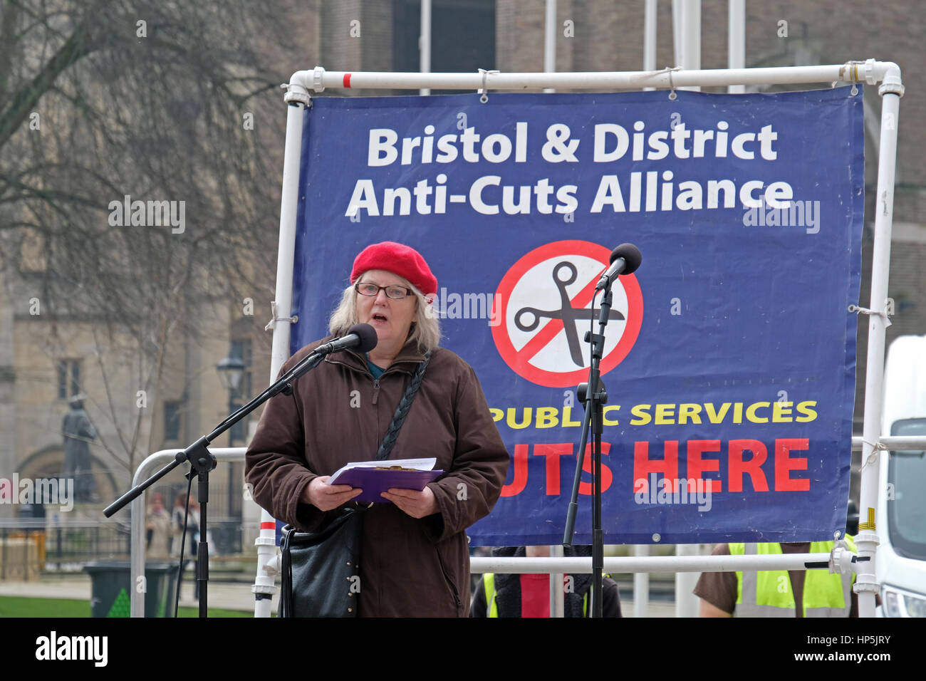 Bristol, Royaume-Uni. 18 Février, 2017. Les manifestants opposés à la réduction des dépenses publiques tenir un rassemblement devant la mairie, où elles sont traitées par des intervenants de l'un certain nombre d'organisations locales. Les réductions, qui sont proposés par le maire de Bristol, Marvin Rees, sont rapportés au nombre total de €103 millions et s'opposent par Bristol et Anti-Cuts District Alliance qui a organisé la manifestation. Banque D'Images
