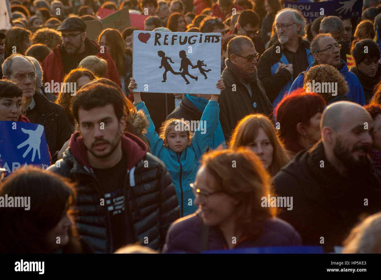 Barcelone, Espagne. 18 Février, 2017. Des milliers de personnes ont manifesté à Barcelone pour exiger le gouvernement espagnol d'accroître ses efforts pour accueillir des réfugiés qui ont fui la guerre en Syrie et dans d'autres conflits violents. Crédit : Charlie Perez/Alamy Live News Banque D'Images
