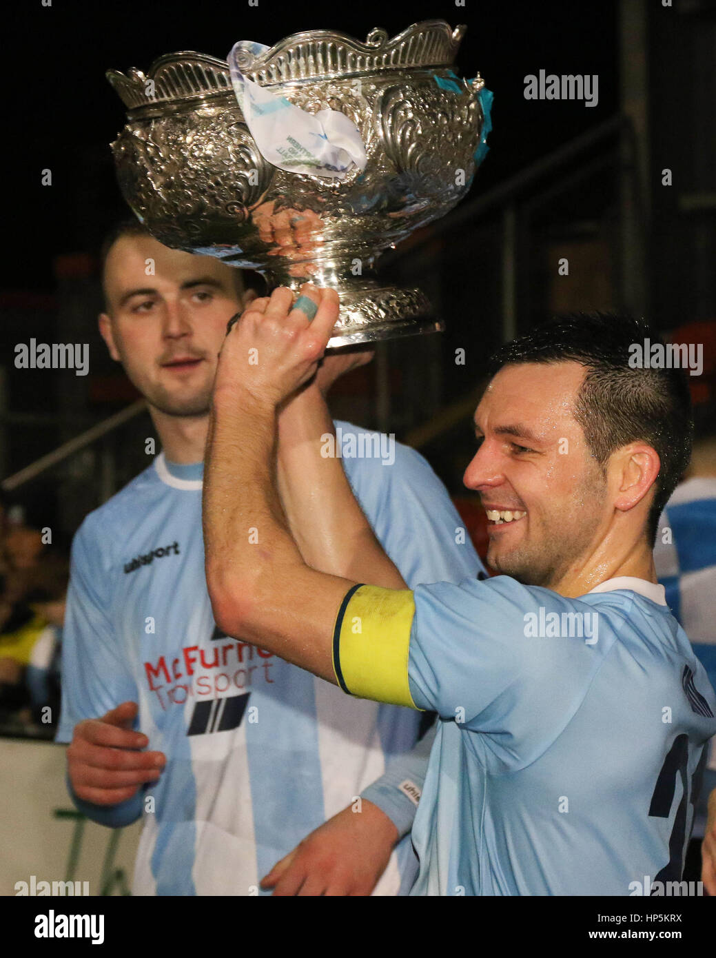 Belfast, Irlande du Nord. 18 février 2017. Ballymena United 2 Carrick Rangers 0. Ballymena United capitaine Jim Ervin soulève le trophée. David Hunter/Alamy Live News. Banque D'Images