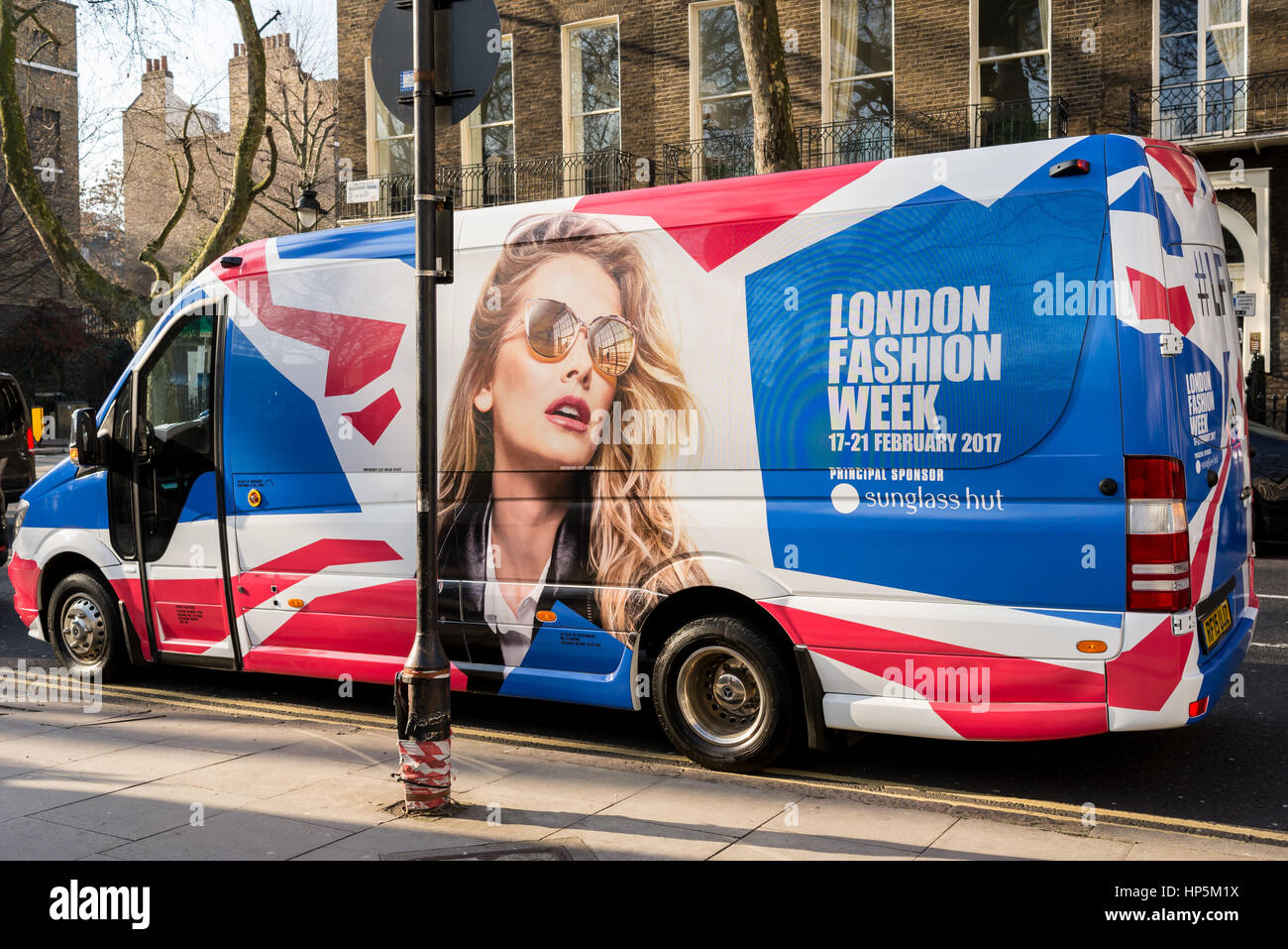 Bloomsbury Square, London, UK - 18 février 2017. livraison van enveloppé dans la conception officielle de la London fashion week et son sponsor principal Sunglass Hut. London fashion week est un salon d'habillement tenue à Londres deux fois par an, en février et septembre. crédit : nicola ferrari/Alamy live news Banque D'Images