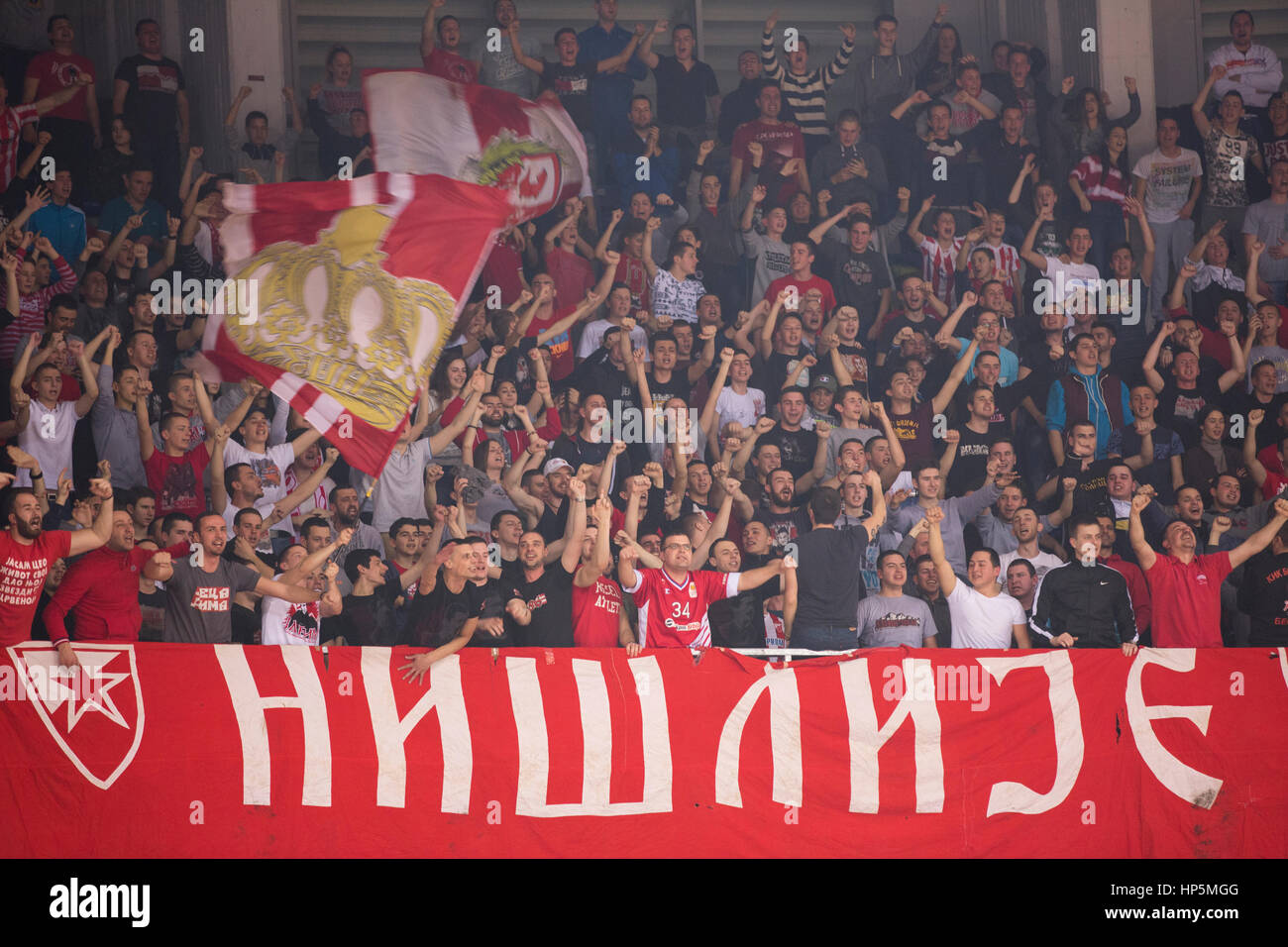 Nis, Serbie. 18 Février 2017 : Fans de Crvena Zvezda Belgrade MTS en action pendant la demi-finale de la coupe 2016/2017 Radivoj Korac match entre le stade Crvena Zvezda Belgrade MTS et FMP Belgrade à Cair Hall le 18 février 2017 à Nis, Serbie. © Nikola Krstic/Alamy Live News Banque D'Images