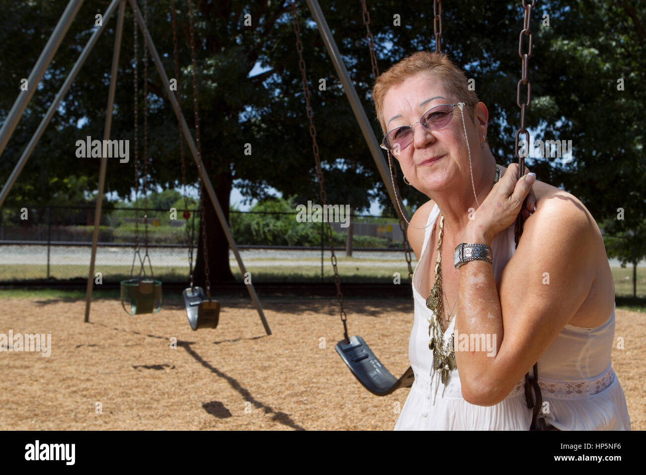 Pic : fichier Smithville, Texas, USA. Le 15 juillet 2011. Norma McCorvey, le demandeur anonyme connu sous le nom de Jane Roe dans la cour suprême, 1973 décision Roe vs. Wade la légalisation de l'avortement aux États-Unis, des balançoires dans un parc local. McCorvey est mort, le 18 février 2017 dans un centre d'aide à la vie à Katy, Texas Credit : Bob Daemmrich/Alamy Live News Banque D'Images