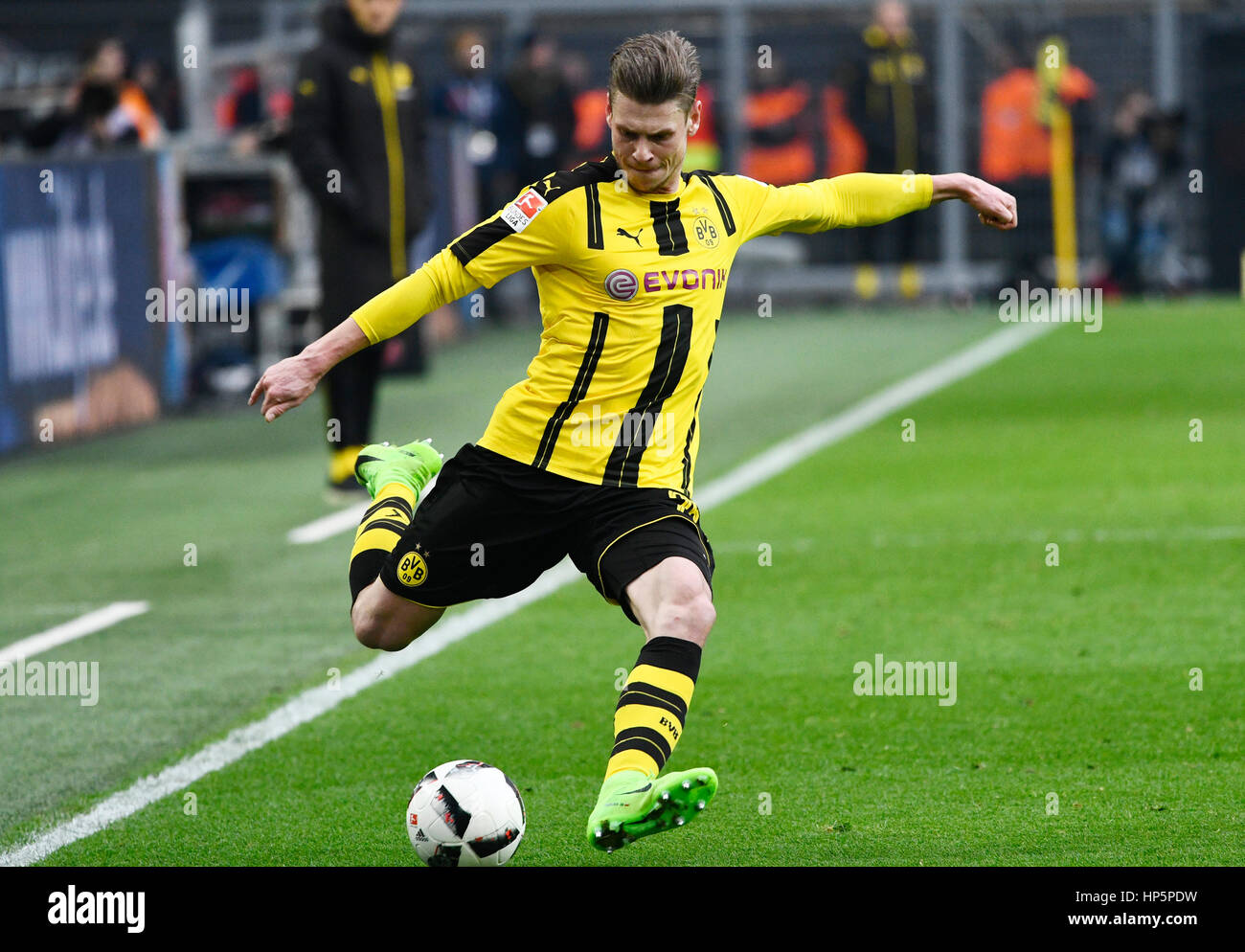 Parc Signal-Iduna, Dortmund, Allemagne. 18 Février, 2017. Saison 2016/17 Bundesliga allemande, journée 21, Borussia Dortmund (BVB) vs Wolfsburg ---- Action de Lukasz (BVB) Credit : kolvenbach/Alamy Live News Banque D'Images