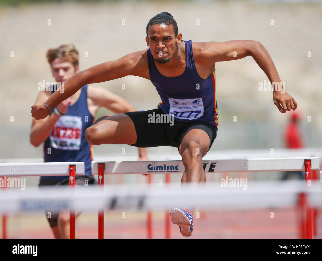 Cape Town, Afrique du Sud. 18 Février, 2017. Darren Devinettes de Bellville Athletics Club remporte le 110m haies hommes en 14,06 secondes lors de la deuxième ligue d'athlétisme WP athlétisme réunion à la piste d'athlétisme Capetown le 18 février 2017 à Cape Town, Afrique du Sud. Photo par Roger Sedres/Gallo Images/Alamy Live News Banque D'Images