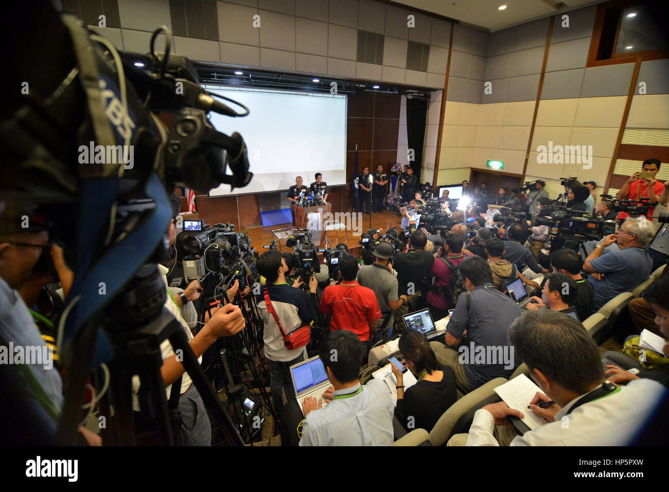 (170219) -- KUALA LUMPUR, Février 19, 2017 (Xinhua) -- Photo prise le 19 février 2017 montre la scène d'une conférence de presse tenue par vice-Inspecteur général de la Police Noor Rashid Ibrahim (L, centre) à Kuala Lumpur, Malaisie, le 19 février, 2017. La police malaisienne a dit dimanche que quatre suspects à partir de la République populaire démocratique de Corée (RPDC) liées au décès d'un homme de la RPDC avait fui le pays. Une séance de post mortem sur la RPDC homme avait été menée mais la cause du décès est resté inconnu que la police était en attente de la pathologie et de résultats des tests toxicologiques, Inspecteur général adjoint de Banque D'Images