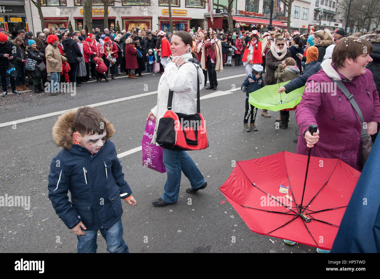 Berlin, Allemagne. Feb 19, 2017. Défilé de carnaval. Spectateurs prendre des sucreries (lancée par la parade) avec inversion de parasols. Banque D'Images