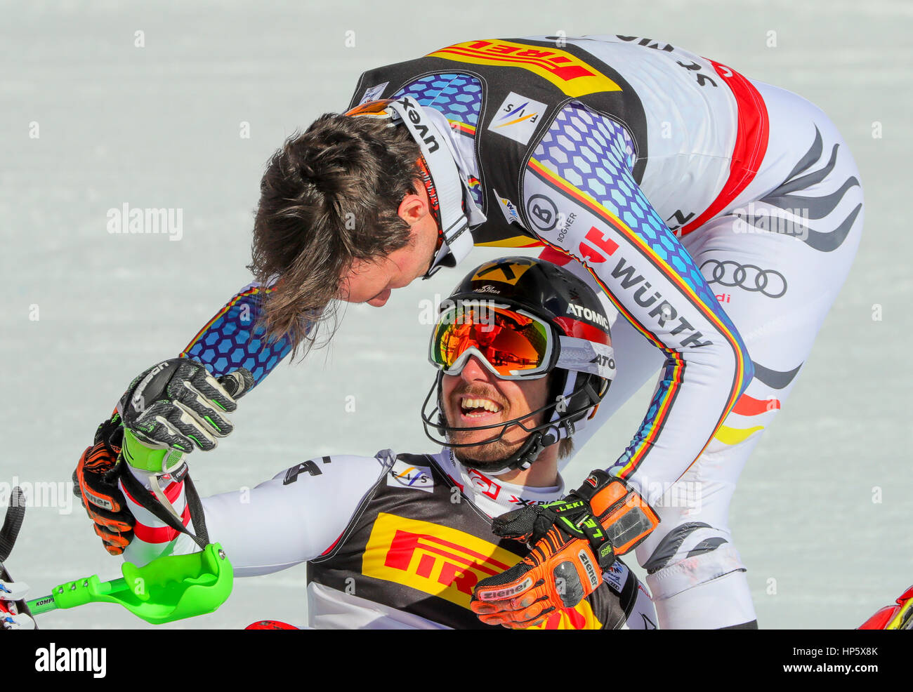 Felix Neureuther de Allemagne et d'Autriche Marcel Hirscher vainqueur célébrer après le 2ème tour du men's slalom au Championnat du Monde de Ski Alpin à Saint-Moritz, Suisse, 19 février 2017. Photo : Michael Kappeler/dpa Banque D'Images