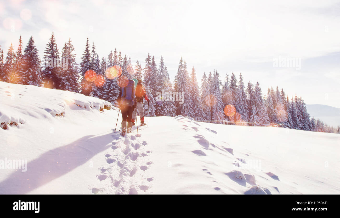 C'est touristique en hiver les montagnes. Effet de lumière effet bokeh, soft filter Banque D'Images