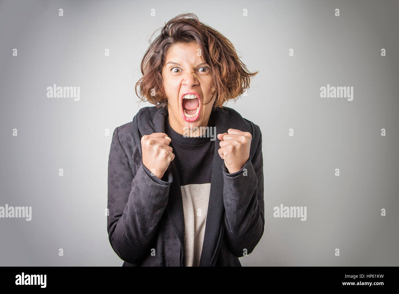 Femme en colère furieuse hurlant de rage et de frustration Banque D'Images