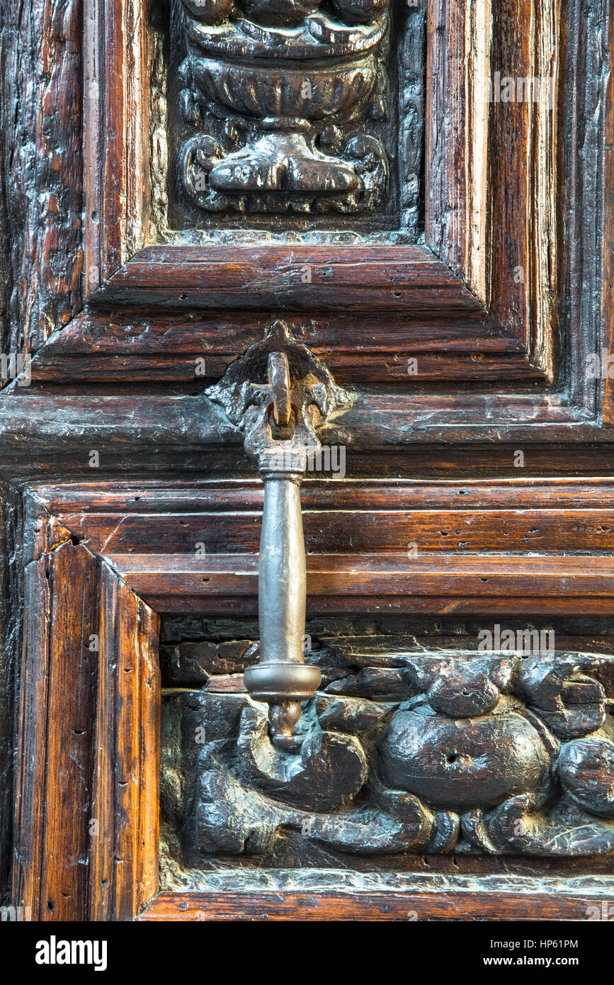 Vieille porte en bois à doorknocker en Sevilla, Espagne Banque D'Images
