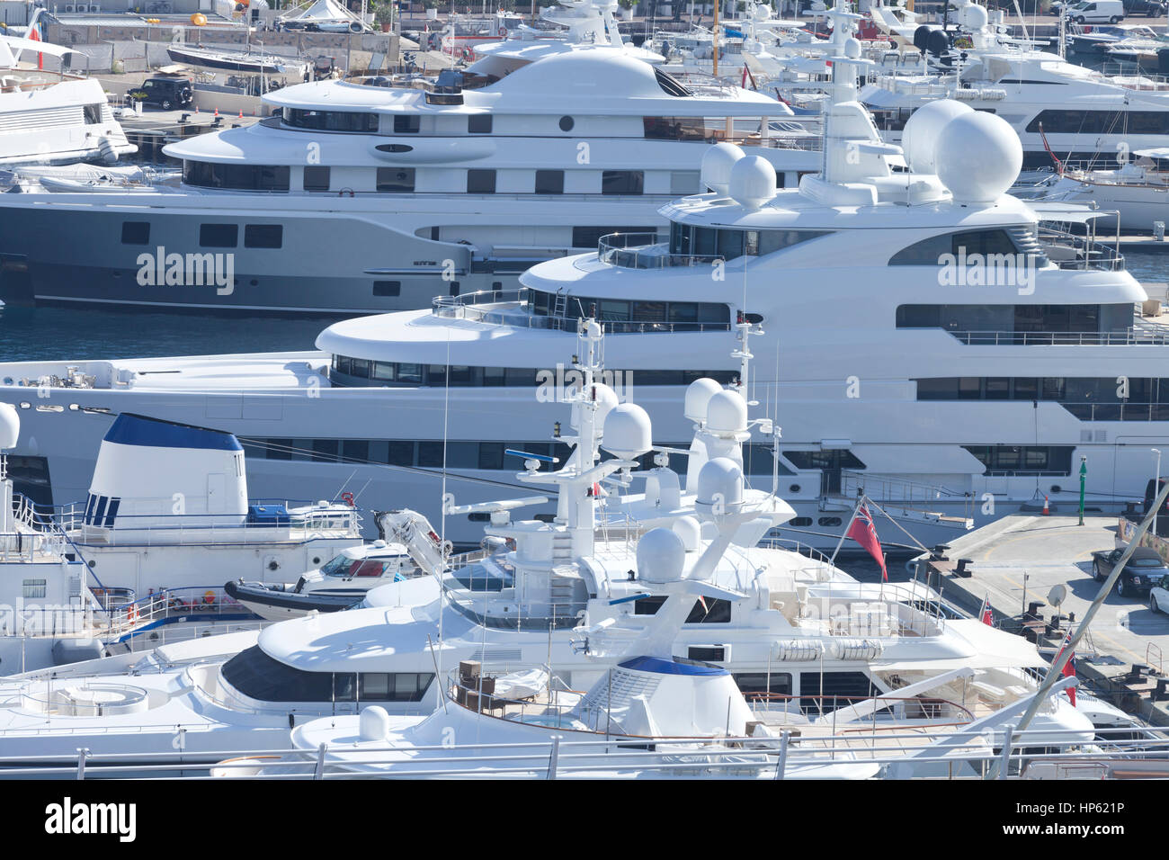 Super yachts dans un port de mer Banque D'Images