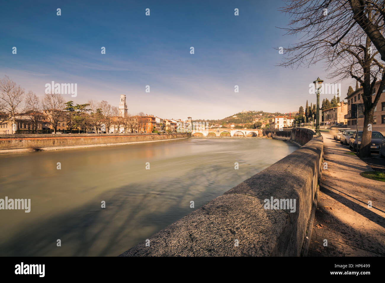 Vue panoramique sur le centre historique de Vérone, traversée par la rivière Adige. Banque D'Images