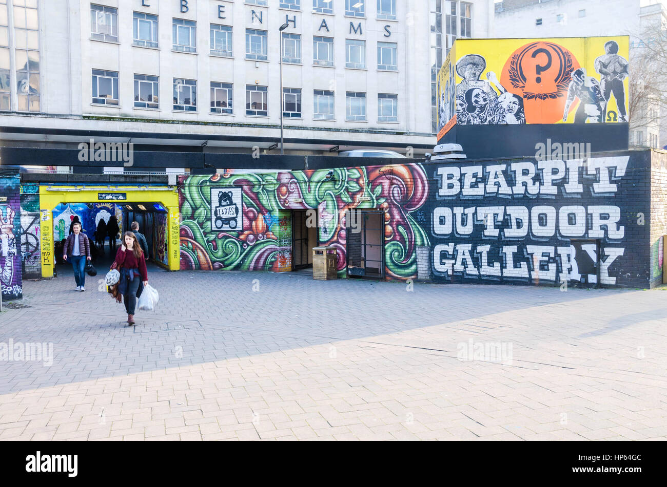 Peintures murales décorent l'extérieur de la Ladies' toilettes dans la Bearpit à Bristol, Royaume-Uni. Banque D'Images