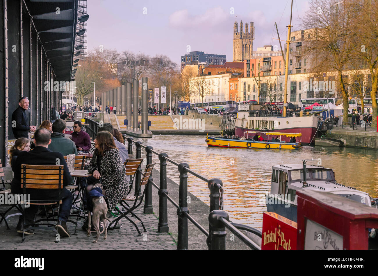 Les gens s'asseoir à l'extérieur pour un verre dans le port de Bristol au Royaume-Uni. Banque D'Images