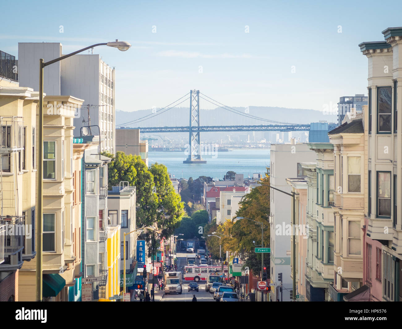 Le San Francisco-Oakland Bay Bridge vu de Pacific Avenue dans le quartier chinois, San Francisco, Californie. Banque D'Images