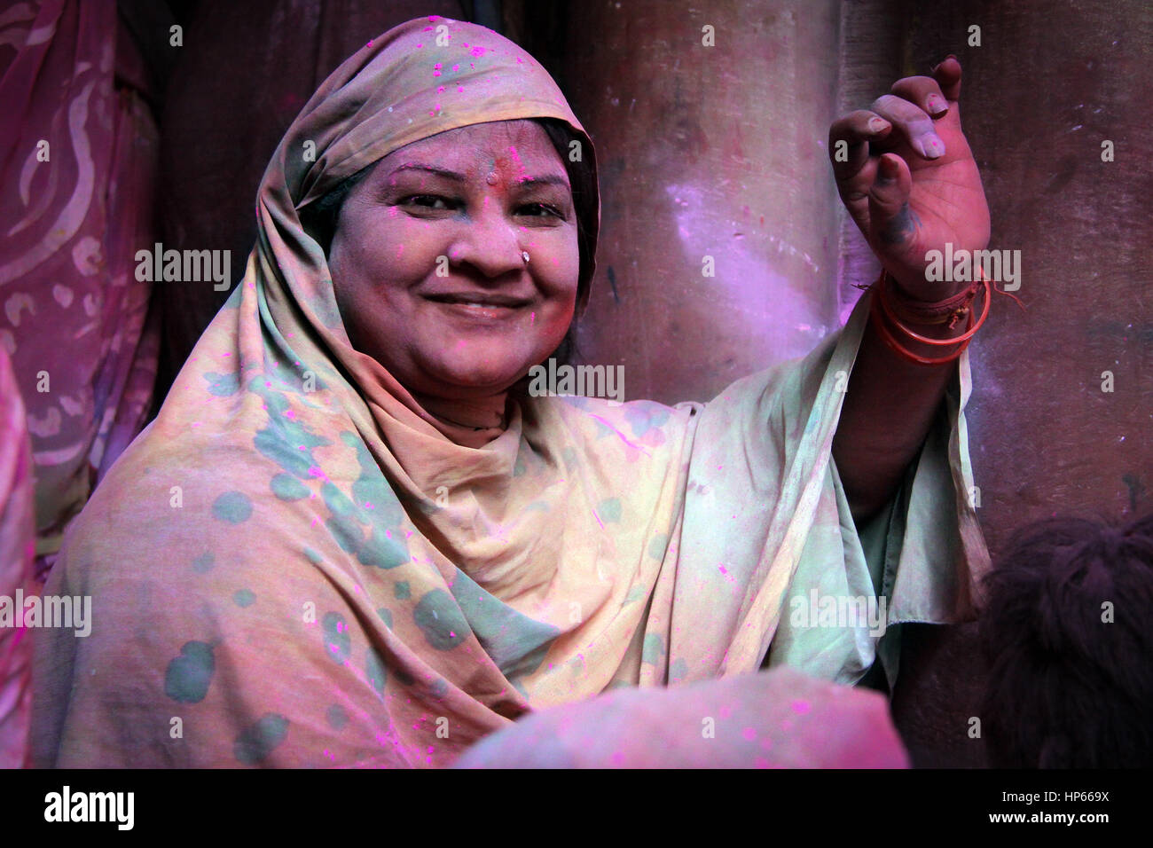 Portrait d'une femme indienne pendant Holi célébration à Vrindavan, Inde Banque D'Images