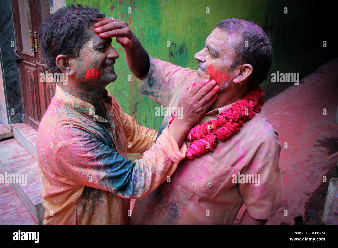 Deux hommes jouant avec des pigments pendant Holi célébration à Vrindavan, Inde Banque D'Images