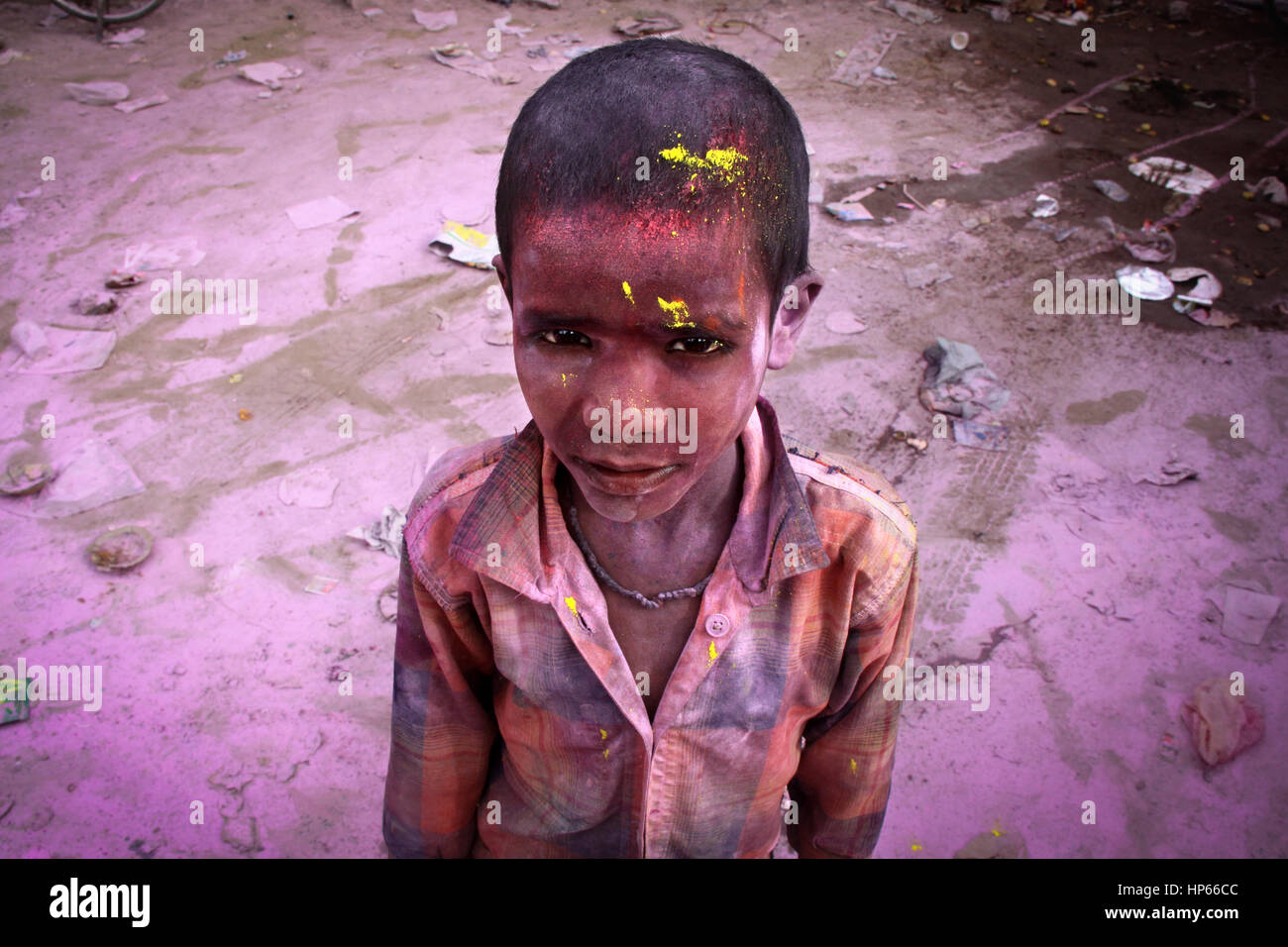 Enfant couvert de couleurs Holi Holi lors de célébrations à Vrindavan, Inde Banque D'Images