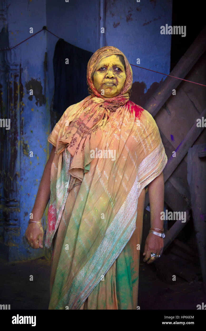 Portrait d'une femme indienne pendant Holi célébration à Vrindavan, Inde Banque D'Images