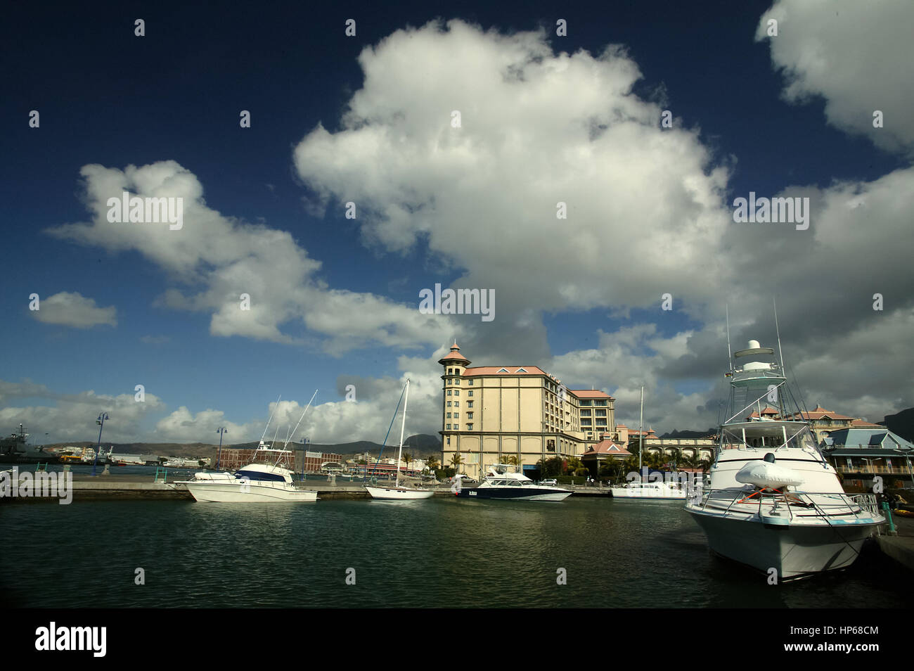 Caudan Waterfront à port de Port Louis, capitale des nuages blancs, ciel bleu, Maurice, Banque D'Images