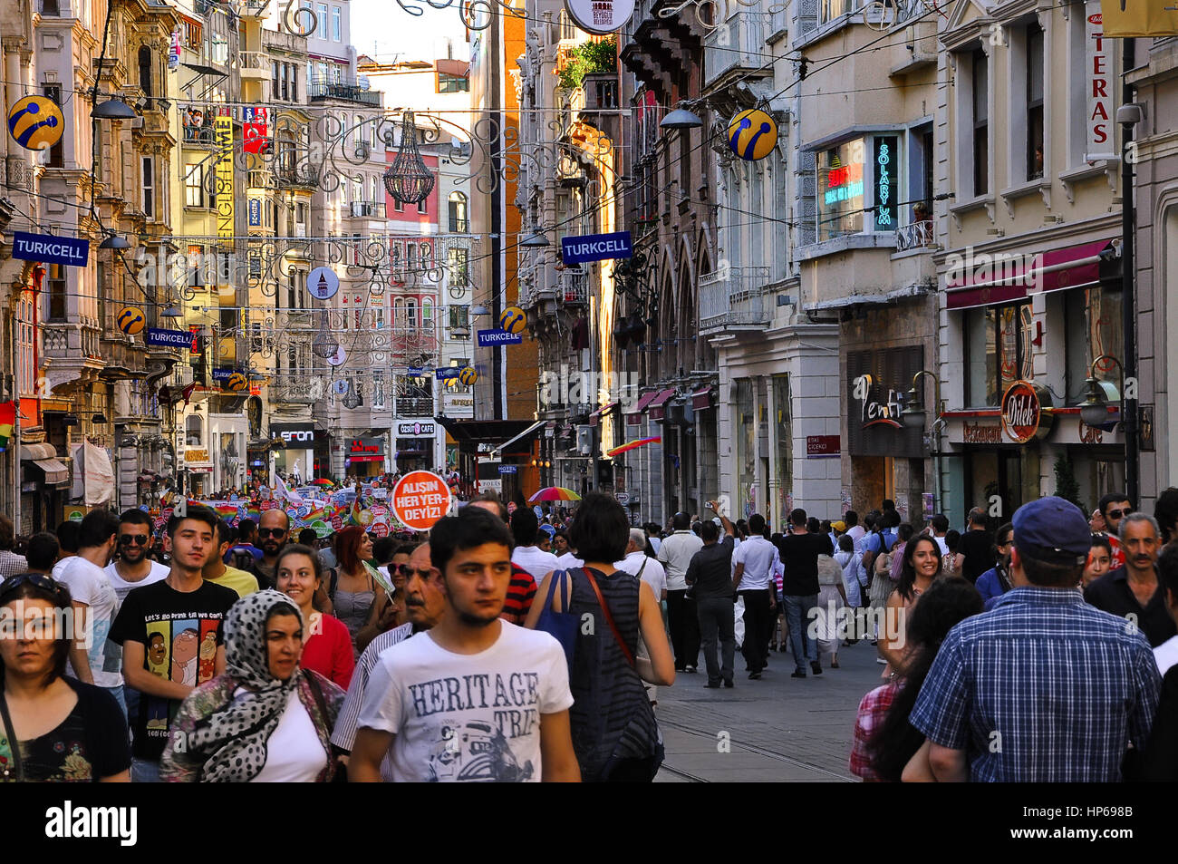 La rue Istiklal à Istanbul une rue commerçante animée Banque D'Images