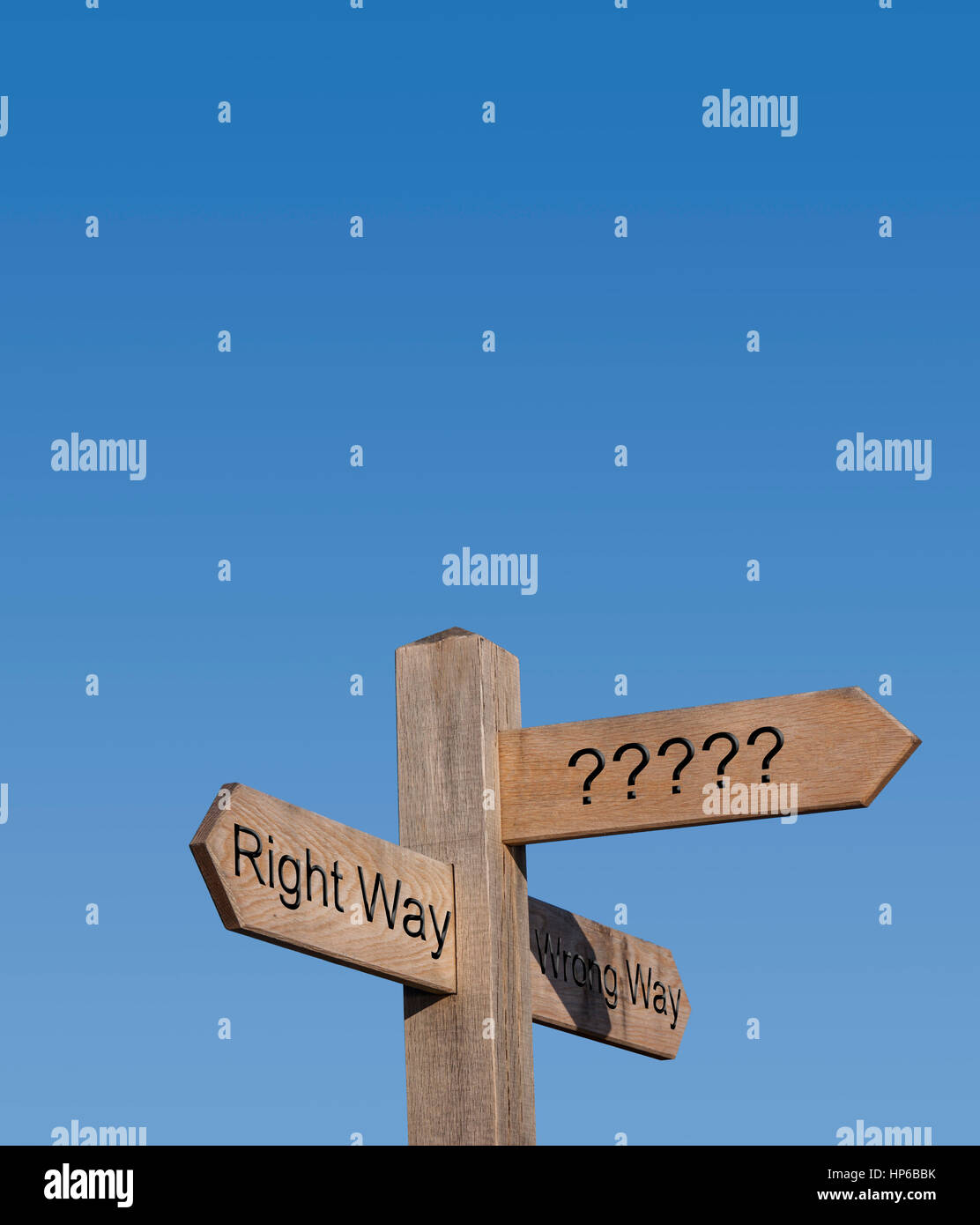 La bonne et la mauvaise façon. Poteau de signalisation, signe, post, chemin, route, concept, bien ou mal. Banque D'Images