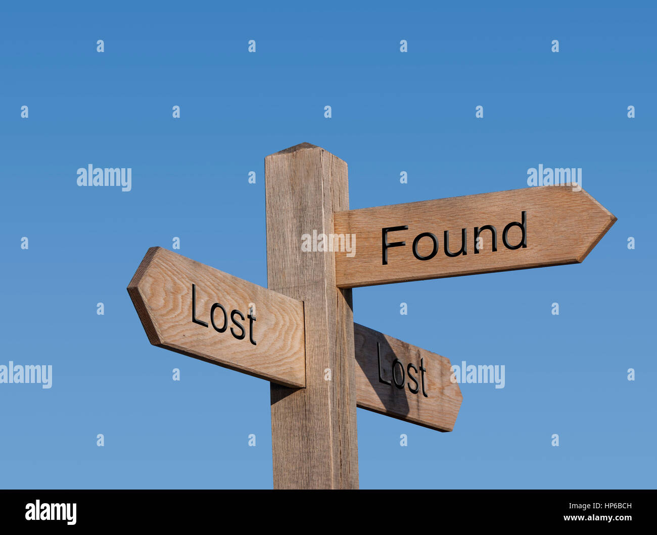 Perdus et trouvés, poteau de signalisation, signe, post, chemin, route, direction concept Banque D'Images