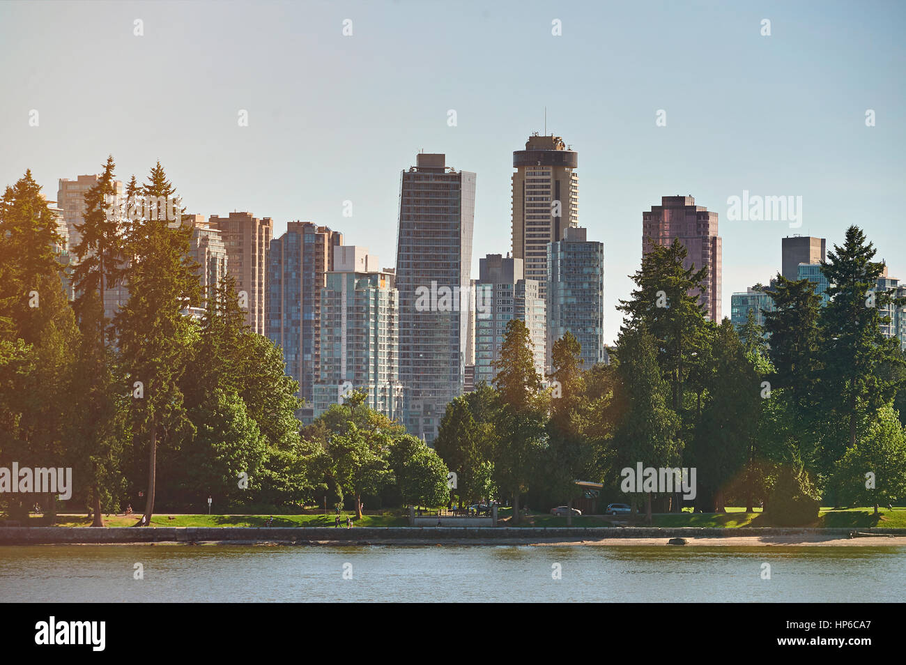Parc de la ville moderne sur fond de gratte-ciel journée ensoleillée. Jour Vancouver cityscape Banque D'Images