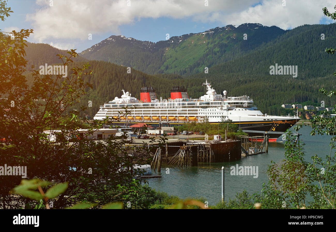 Bateau de croisière en Alaska sur le port 24. Tourisme sur la ligne de croisière en Alaska mountain Banque D'Images