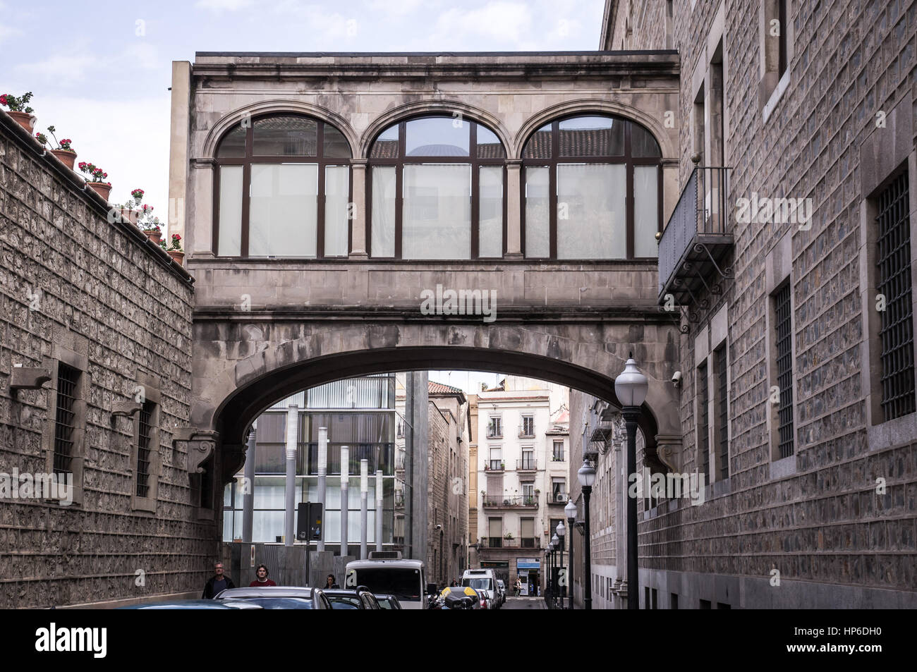 Rue ancienne et des bâtiments dans le centre historique de Barcelone Banque D'Images