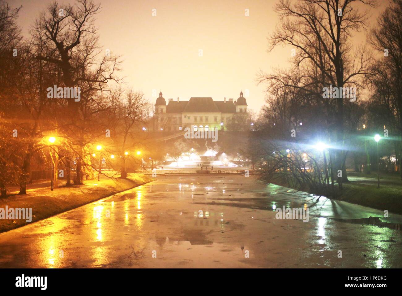 La cinquième conférence annuelle de soirée d'hiver de la lumière s'est tenue au Royal (Royal Lazienki Park Bains) Le 18 février 2017 à Varsovie, Pologne. La soirée a présenté le parc éclairé à la lumière et d'éclairage. Le projet fait partie d'un projet international appelé "Jardins de lumière". Autour de l'Europe et le monde les différents parcs seront également être éclairés, y compris le Prince Pückler Park à Bad Muskau en Allemagne, le Musée Tsarskoye Selo à Saint-Pétersbourg en Russie, le Prince Gong's Mansion à Beijing en Chine, le château de Lunéville en France, et le château de Frederiksborg à Hillerød, au Danemark. Banque D'Images