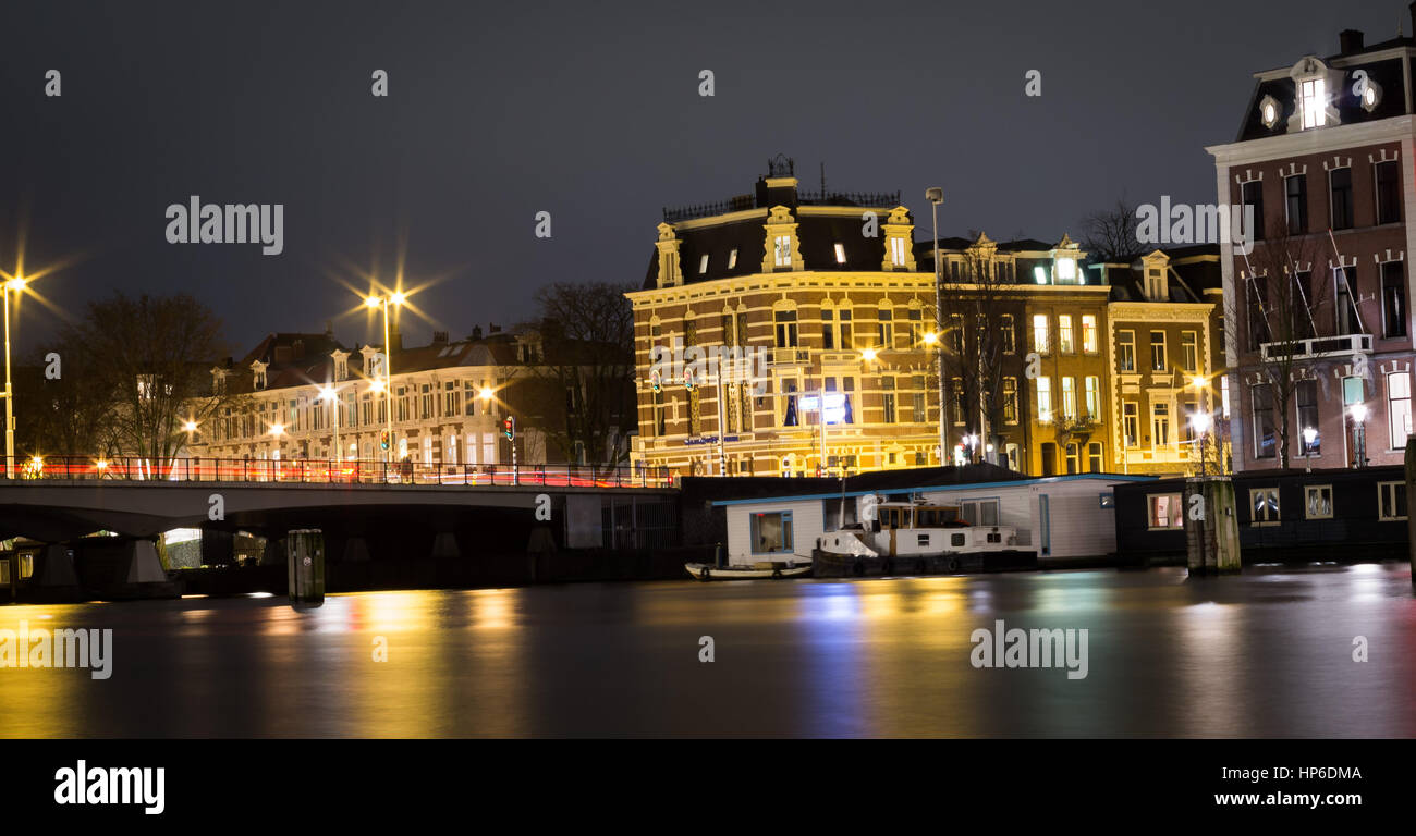 La rivière Amstel à Amsterdam dans la nuit Banque D'Images