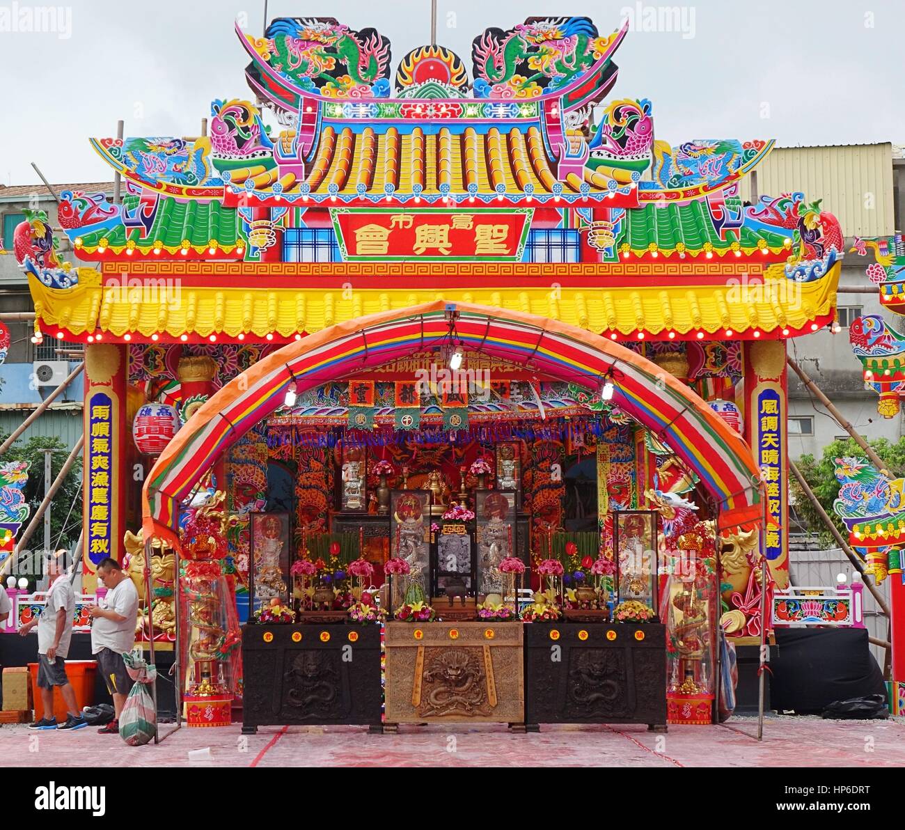 KAOHSIUNG, TAIWAN -- 7 juillet 2016 : un temple de fortune la religion folklorique de Taïwan et de l'autel de la façade se trouve dans les préparatifs d'une fête religieuse. Banque D'Images