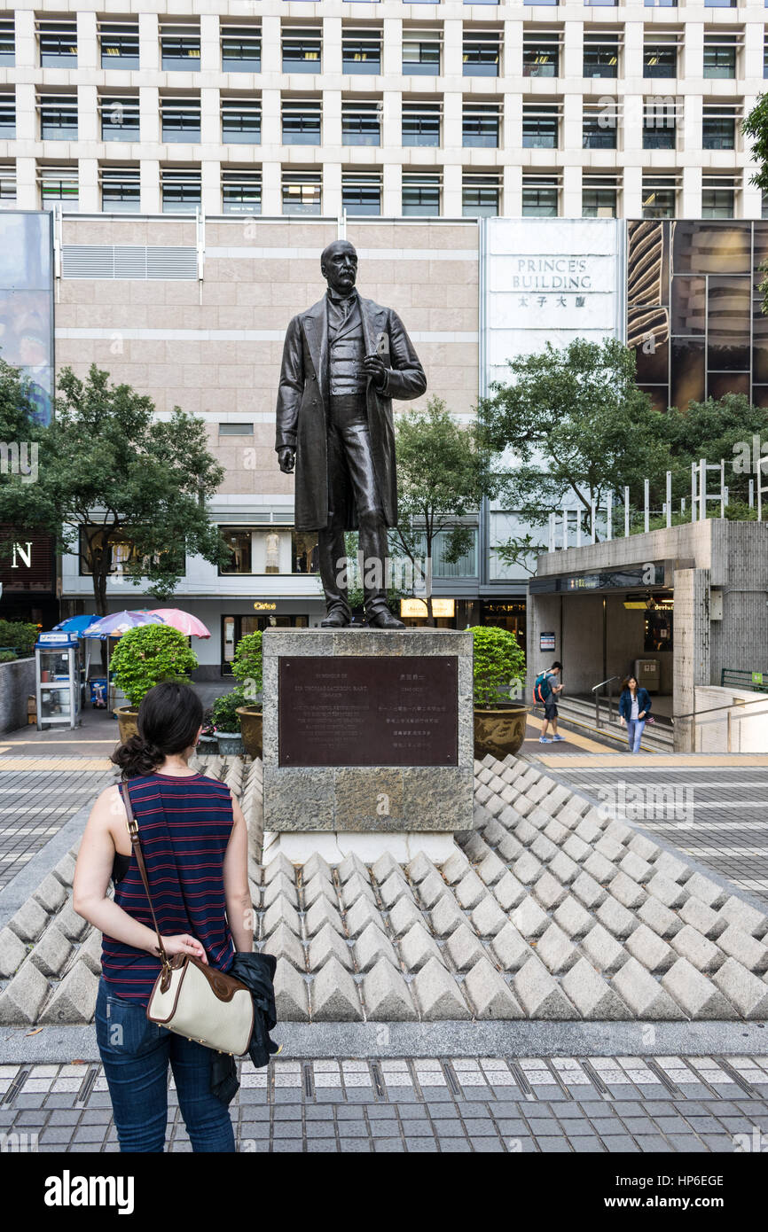 Woman gazing at statue de Sir Thomas Jackson à Statue Square, Hong Kong Banque D'Images