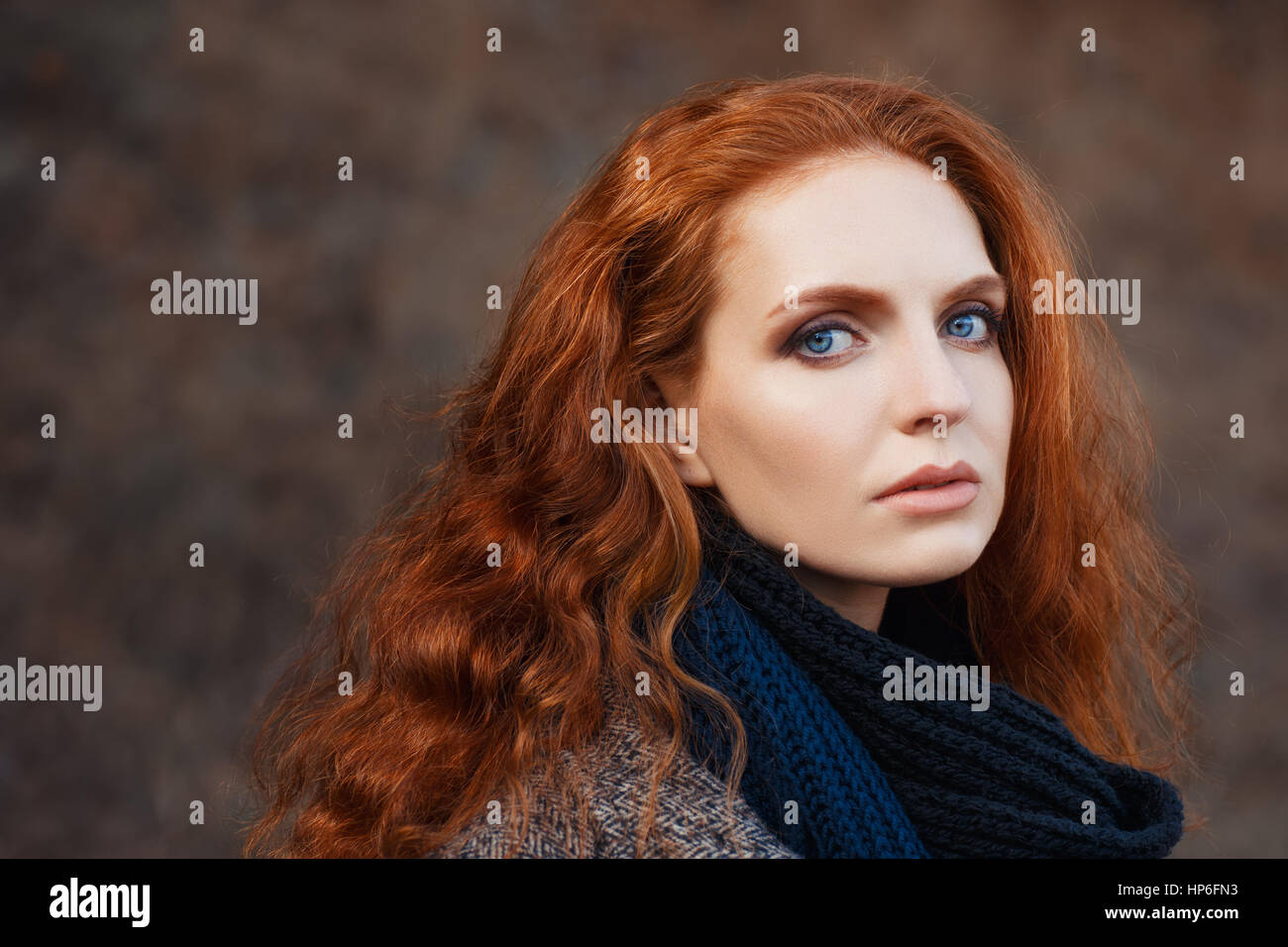 Close-up portrait of belle femme aux cheveux rouges et des yeux bleus ...