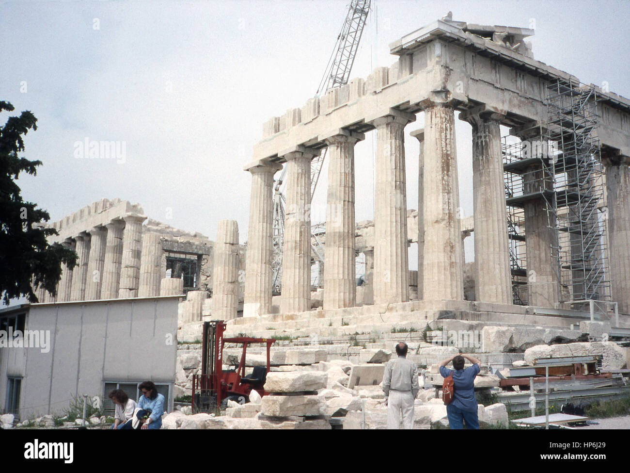 Cette photo, prise vers 1990, montre une vue de face de l'Acropole à Athènes, Grèce. L'Acropole à Athènes, en Grèce, est un affleurement de roches utilisées dans les temps anciens comme un centre religieux. En vertu de la cinquième-siècle avant J.-C., Périclès homme d'l'époque de l'âge d'or d'Athènes, le temple dédié à la déesse Athéna, le Parthénon, a été construit. Banque D'Images