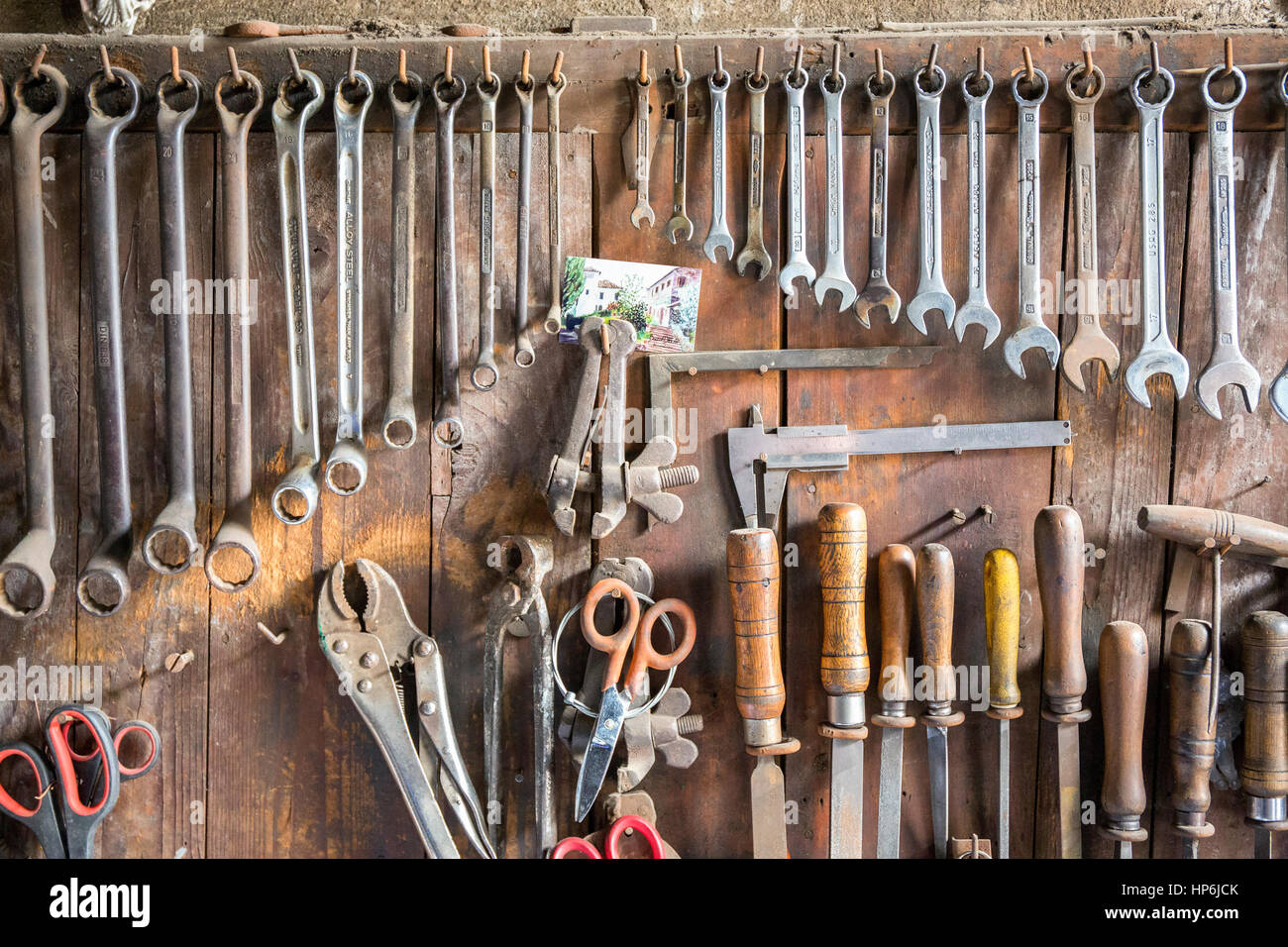 Scène De L'atelier. Outils Sur La Table Et Le Conseil. Banque D'Images et  Photos Libres De Droits. Image 30409695