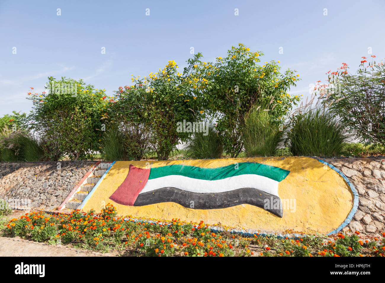 UAE drapeau national monument situé sur un rond-point à l'oasis de Liwa. Émirat d'Abu Dhabi, Émirats arabes unis, Moyen Orient Banque D'Images