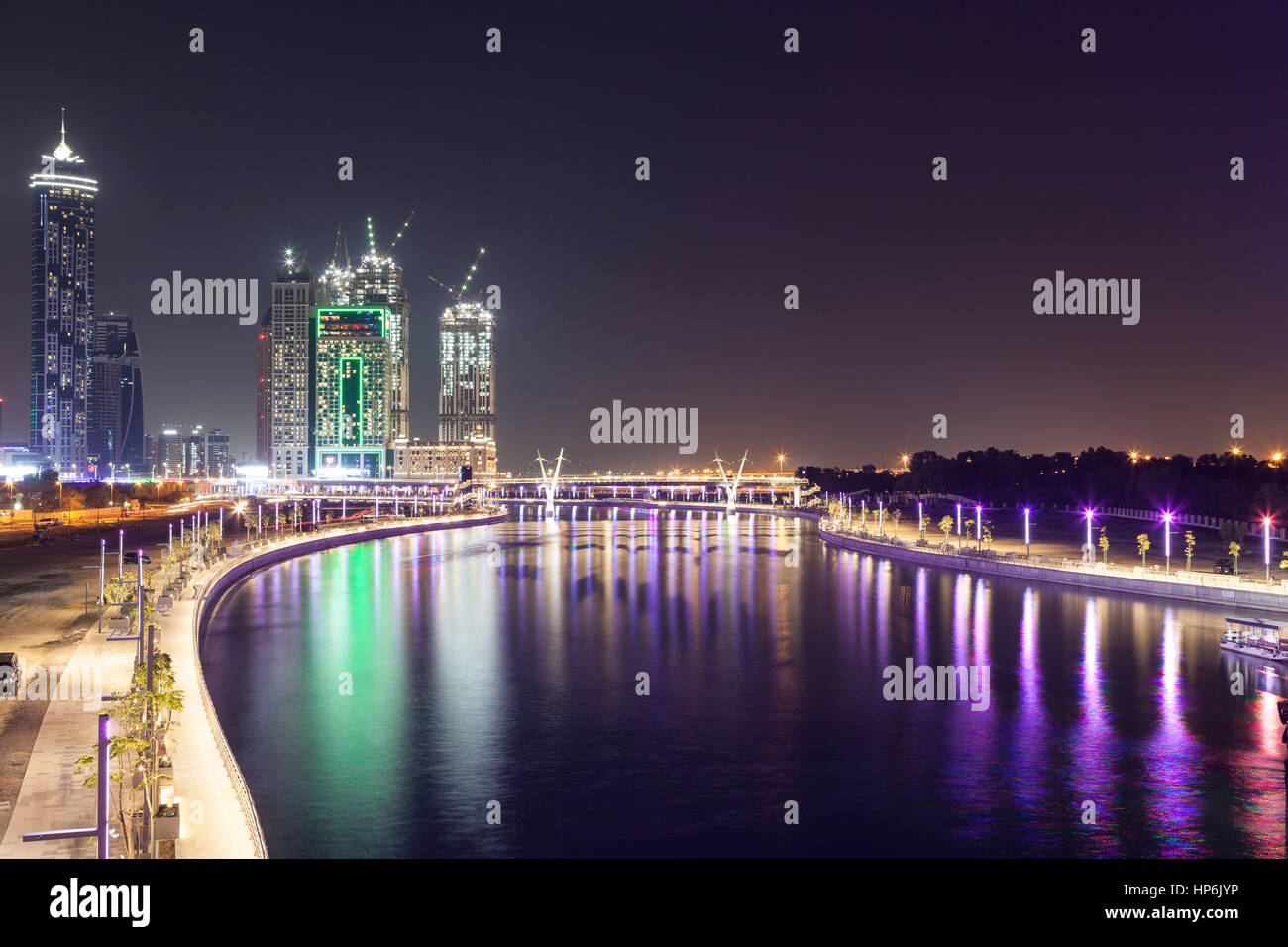 Canal de l'eau de Dubaï est éclairée la nuit. Emirats Arabes Unis, Moyen Orient Banque D'Images
