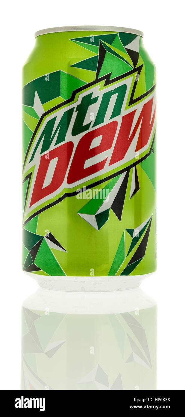 Winneconne, WI - 18 Février 2017 : Pouvez de rosée Mountaind avec nouveau design sur un fond isolé. Banque D'Images