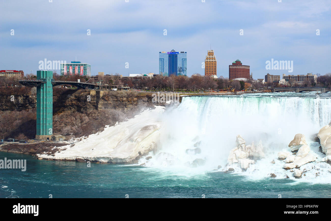 Niagara, Canada - 21 Avril 2014 : Niagara Falls et tour d'observation Banque D'Images