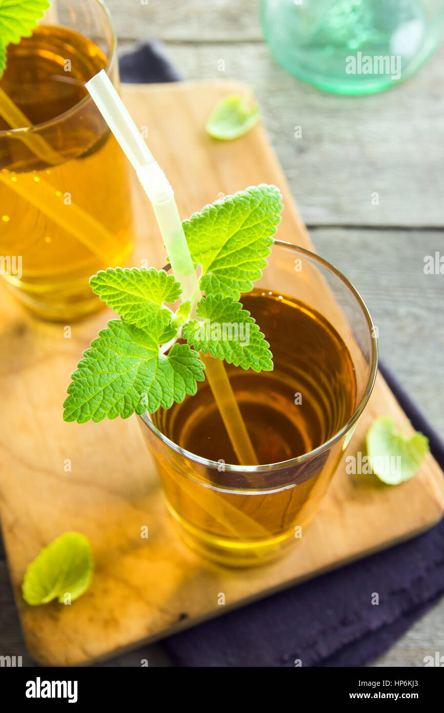 Thé Kombucha pro super aliments boissons biotiques dans les verres à la menthe sur fond de bois - maison organique saine boisson probiotique fermenté Banque D'Images