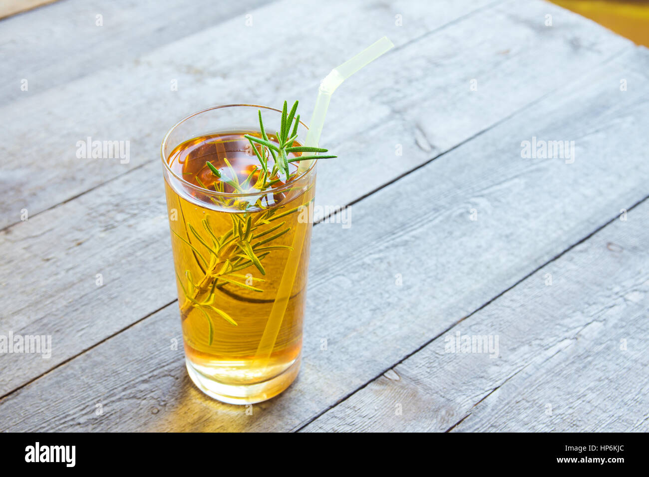 Thé Kombucha pro super aliments boissons biotiques dans les verres au romarin sur fond de bois - maison organique saine boisson probiotique fermenté Banque D'Images