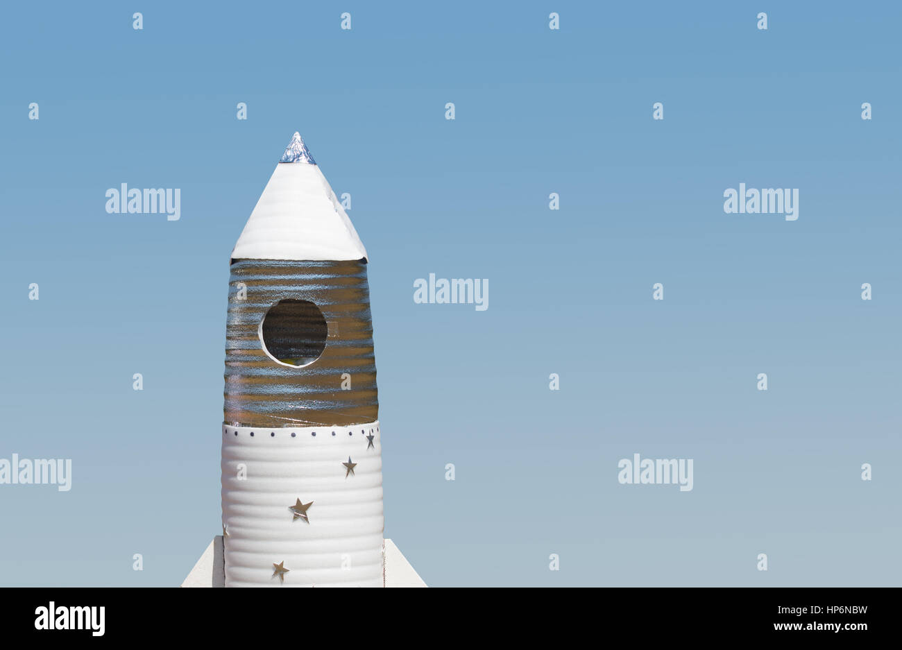 Big hand made toy rocket standing piscine contre ciel. Banque D'Images Big hand made toy rocket standing piscine contre ciel. Banque D'Images