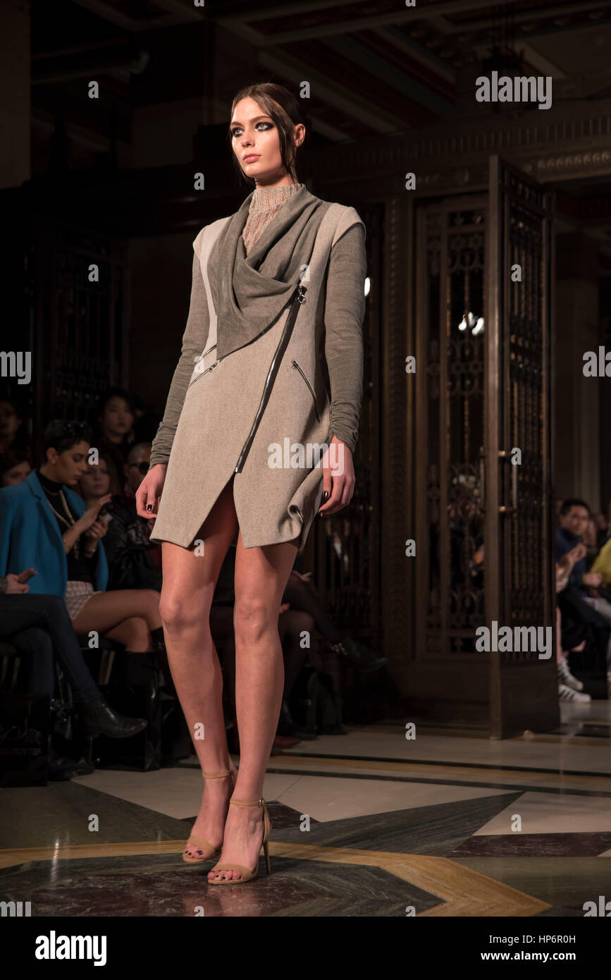 Londres, Royaume-Uni. Feb 19, 2017. Annderstand's fashion show au Fashion AW Scout17. La marque de mode Annderstand a présenté sa nouvelle collection appelée 'Romance', révolution 90 London style inspiré. Credit : Alberto Pezzali/Pacific Press/Alamy Live News Banque D'Images