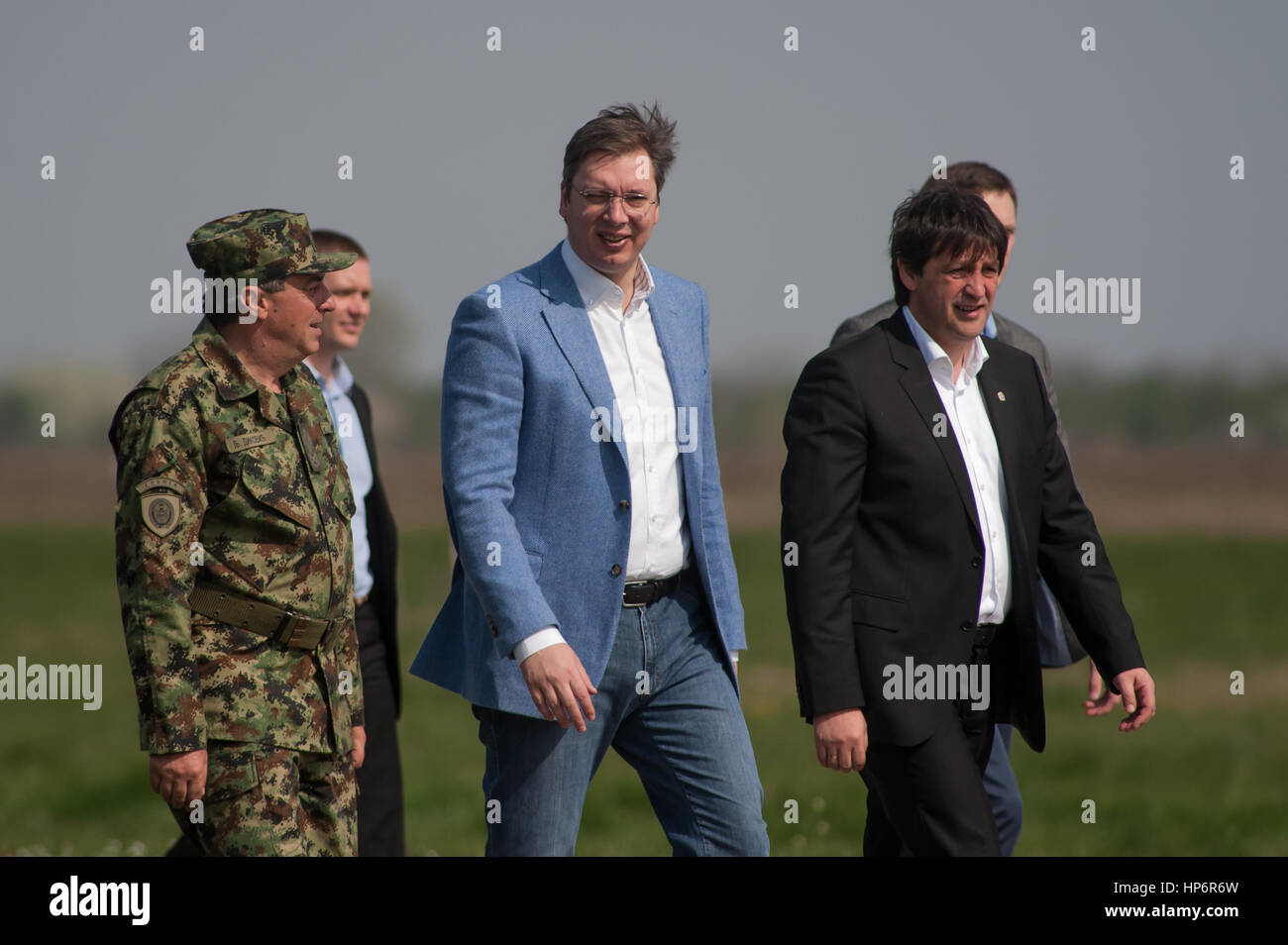 (PHOTO D'ARCHIVES : avril 2015) Le premier ministre (PM) Aleksandar Vucic vu avec le chef de l'Armée de Ljubisa Dikovic et le ministre de la Défense Bratislav Gasic Banque D'Images